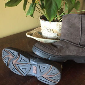 NEW - UGG ultimate rugged sole - short